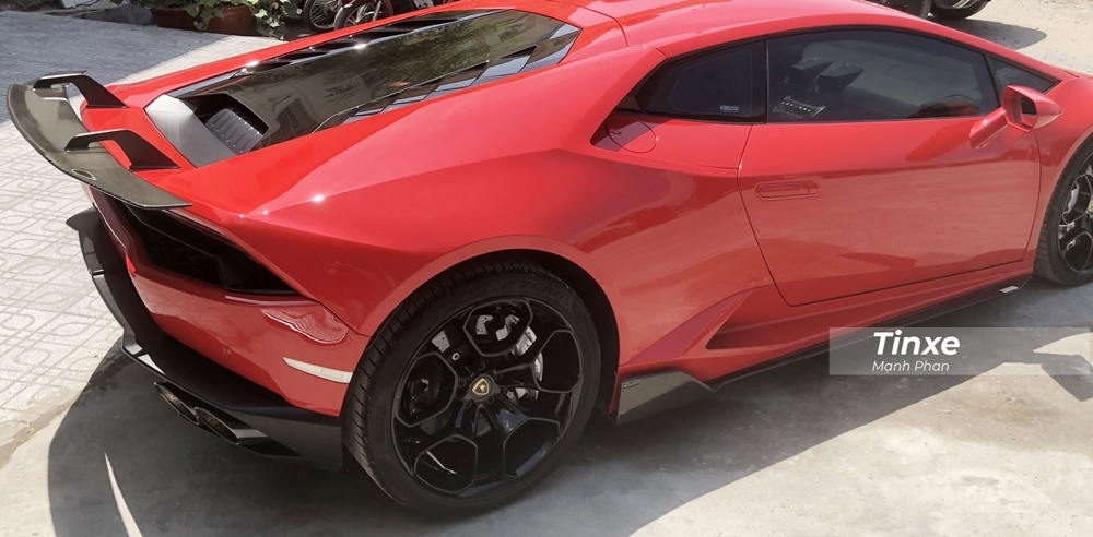 V&ograve;ng ra ph&iacute;a b&ecirc;n h&ocirc;ng xe, Lamborghini Huracan LP610-4 từng ở Nam Định c&ograve;n c&oacute; th&ecirc;m một c&aacute;nh gi&oacute; lớn cũng bằng sợi carbon. 