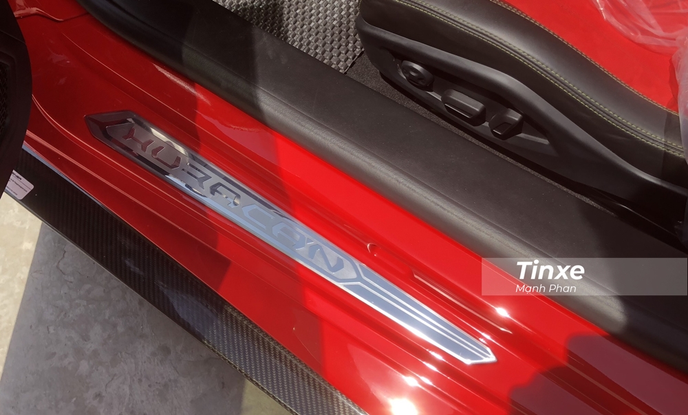 Si&ecirc;u xe Lamborghini Huracan LP610-4 mới thay &aacute;o sang m&agrave;u đỏ vẫn sở hữu động cơ V10, dung t&iacute;ch 5.2 l&iacute;t, sản sinh c&ocirc;ng suất tối đa 610 m&atilde; lực tại v&ograve;ng tua m&aacute;y 8.250 v&ograve;ng/ph&uacute;t v&agrave; m&ocirc;-men xoắn cực đại 560 Nm tại v&ograve;ng tua m&aacute;y 6.500 v&ograve;ng/ph&uacute;t.