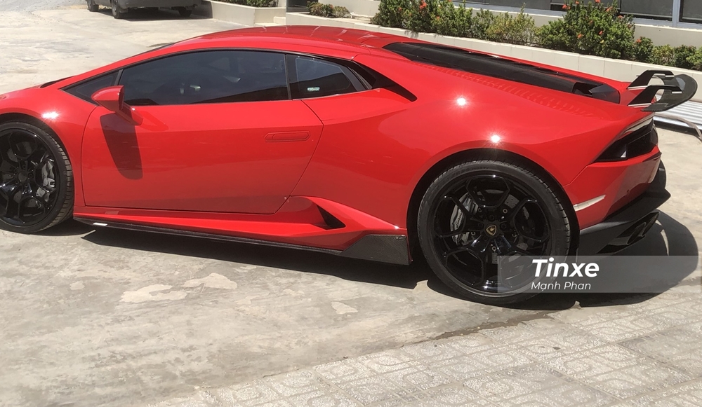  Chưa hết, chiếc si&ecirc;u xe Lamborghini Huracan LP610-4 mới thay &aacute;o sang m&agrave;u đỏ c&ograve;n được độ lại ống xả Titanium của h&atilde;ng IPE nhằm mang đến những &acirc;m thanh ấn tượng hơn trước cho si&ecirc;u b&ograve; n&agrave;y.