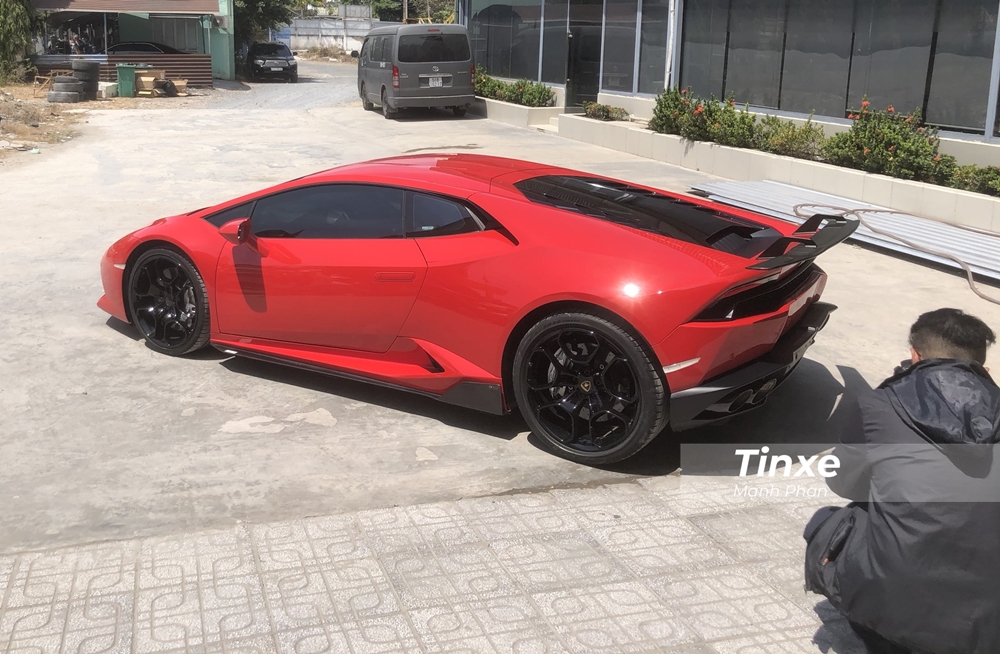 Được biết l&agrave; qu&aacute; tr&igrave;nh sơn đổi m&agrave;u cho si&ecirc;u xe Lamborghini Huracan LP610-4 n&agrave;y do thợ Việt pha m&agrave;u v&agrave; tự thực hiện. Đối lập với bộ &aacute;o đỏ c&ograve;n c&oacute; bộ m&acirc;m 5 chấu k&eacute;p h&igrave;nh c&aacute;nh hoa sơn đen v&agrave; cả bộ body kit bằng sợi carbon của Vorsteiner. 