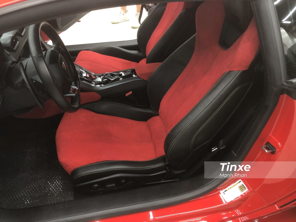 Không chỉ thay đổi màu sơn ngoại thất, bên trong khoang lái chiếc siêu xe Lamborghini Huracan LP610-4 ban đầu có màu xanh cốm còn được bọc lại da Alcantara màu đỏ ở ghế ngồi, thành cửa, bảng điều khiển trung tâm hay bảng táp lô nhằm để tông xuyệt tông với bộ áo mới đổi màu của ngoại thất. Không chỉ thay đổi màu sơn ngoại thất, bên trong khoang lái chiếc siêu xe Lamborghini Huracan LP610-4 ban đầu có màu xanh cốm còn được bọc lại da Alcantara màu đỏ ở ghế ngồi, thành cửa, bảng điều khiển trung tâm hay bảng táp lô nhằm để tông xuyệt tông với bộ áo mới đổi màu của ngoại thất.