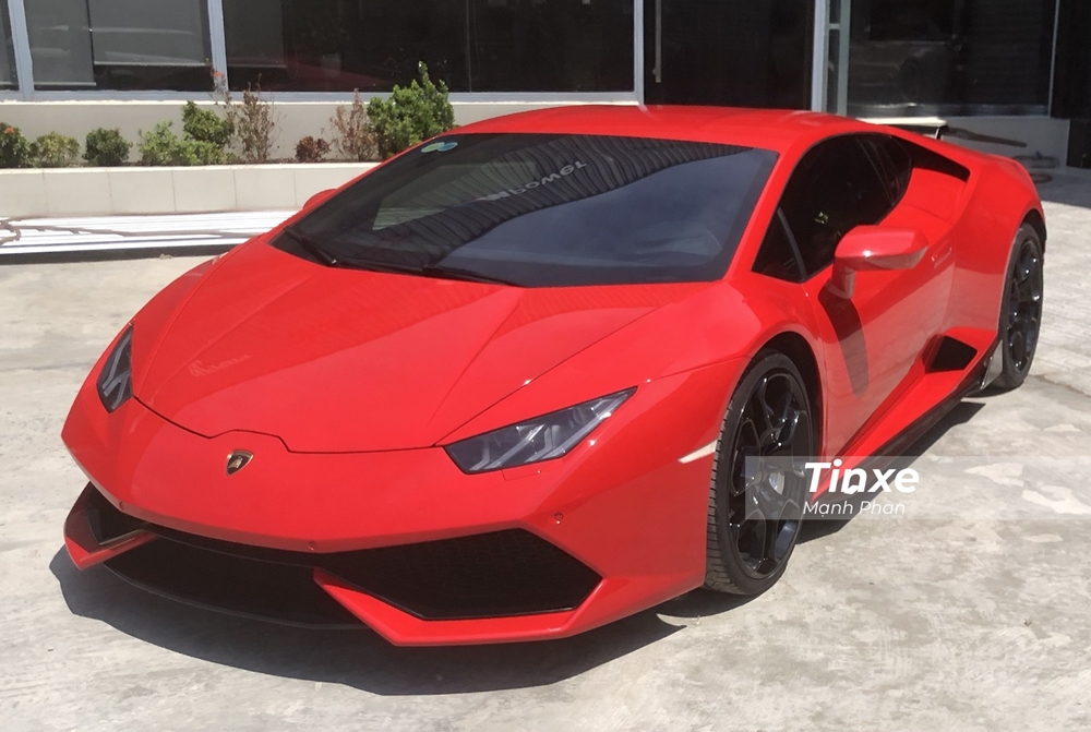 Cận cảnh vẻ đẹp của si&ecirc;u xe Lamborghini Huracan LP610-4 m&agrave;u xanh cốm được thợ Việt thay đổi sơn trực tiếp sang m&agrave;u đỏ nổi bật.