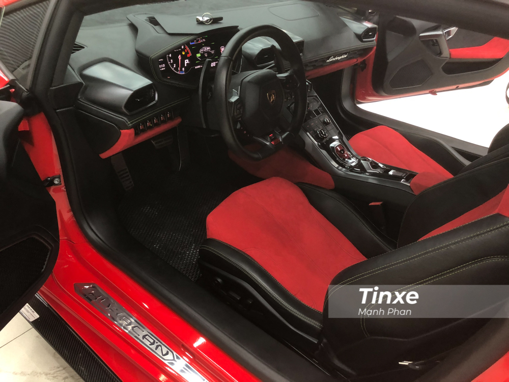Ngoài phần ghế ngồi ra, nội thất chiếc siêu xe Lamborghini Huracan LP610-4 mới được sơn đổi màu sang đỏ còn có mặt dưới của bảng táp-lô...