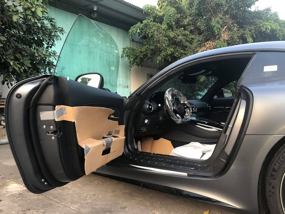 Si&ecirc;u xe Mercedes-AMG GT R đầu ti&ecirc;n về Việt Nam sử dụng khối động cơ V8, tăng &aacute;p k&eacute;p, dung t&iacute;ch 4.0 l&iacute;t, sản sinh c&ocirc;ng suất tối đa 577 m&atilde; lực v&agrave; m&ocirc;-men xoắn cực đại 700 Nm. Kết hợp c&ugrave;ng hộp số thể thao ly hợp k&eacute;p 7 cấp, động cơ gi&uacute;p si&ecirc;u xe Mercedes-AMG GT R c&oacute; thời gian tăng tốc từ vị tr&iacute; xuất ph&aacute;t l&ecirc;n 96 km/h chỉ trong thời gian 3,5 gi&acirc;y trước khi đạt vận tốc tối đa 318 km/h.