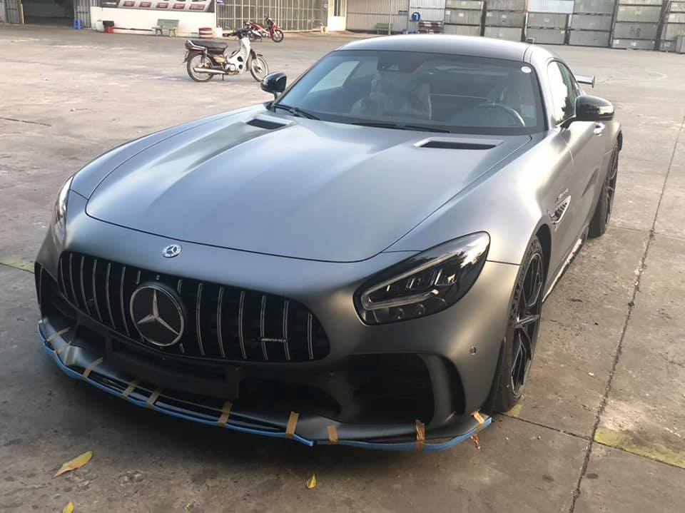 Đ&acirc;y l&agrave; lần hiếm hoi h&igrave;nh ảnh của mẫu si&ecirc;u xe Mercedes-AMG GT R độc nhất v&ocirc; nhị tại Việt Nam được chia sẻ tr&ecirc;n  mạng x&atilde; hội. Th&ocirc;ng tin từ người đăng ảnh cho biết, chiếc si&ecirc;u xe Mercedes-AMG GT R n&agrave;y thuộc đời 2019 v&agrave; đ&atilde; c&oacute; chủ nh&acirc;n đặt mua từ trước.