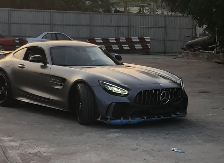 Chiếc si&ecirc;u xe Mercedes-AMG GT R độc nhất v&ocirc; nhị tại Việt Nam ước t&iacute;nh c&oacute; gi&aacute; lăn b&aacute;nh tại S&agrave;i th&agrave;nh hơn 21 tỷ đồng. C&ograve;n tại thị trường nước ngo&agrave;i, si&ecirc;u xe Mercedes-AMG GT R c&oacute; gi&aacute; b&aacute;n khởi điểm 162.900 đ&ocirc; la, tương đương 3,78 tỷ đồng.