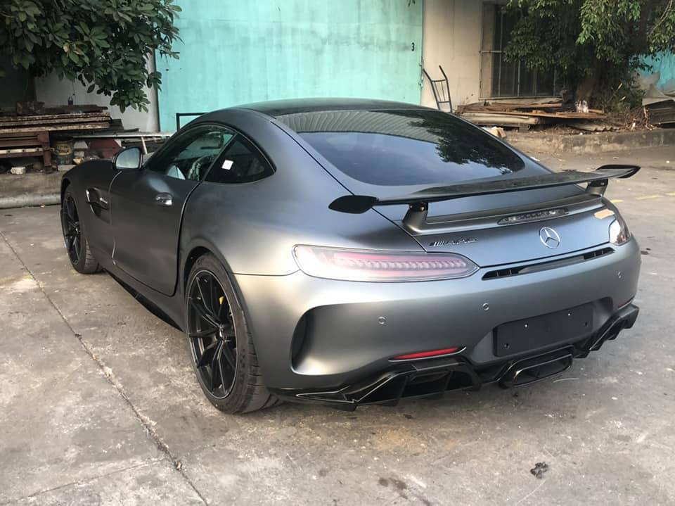 Một th&ocirc;ng tin kh&aacute; th&uacute; vị kh&aacute;c đ&oacute; ch&iacute;nh l&agrave; dự kiến v&agrave;o th&aacute;ng 5 n&agrave;y, một chiếc si&ecirc;u xe Mercedes-AMG GT R kh&aacute;c sẽ cập bến Việt Nam. Xe mang ngoại thất m&agrave;u đỏ nhưng chưa r&otilde; đ&atilde; c&oacute; chủ hay chưa.
