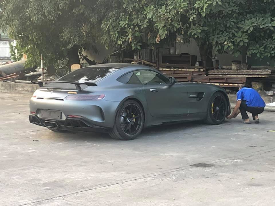 Chiếc si&ecirc;u xe Mercedes-AMG GT R độc nhất tại Việt Nam hiện nay c&oacute; ngoại thất sơn m&agrave;u Designo Magno Selenite Grey, đ&acirc;y l&agrave; bộ &aacute;o tuỳ chọn v&agrave; c&oacute; gi&aacute; khoảng 3.950 đ&ocirc; la, tương đương 91,8 triệu đồng. Ngo&agrave;i m&agrave;u sơn độc đ&aacute;o n&agrave;y, si&ecirc;u phẩm Mercedes-AMG GT R đầu ti&ecirc;n tại Việt Nam c&ograve;n c&oacute; nhiều chi tiết bằng carbon v&agrave; viền m&acirc;m m&agrave;u trắng đối lập.