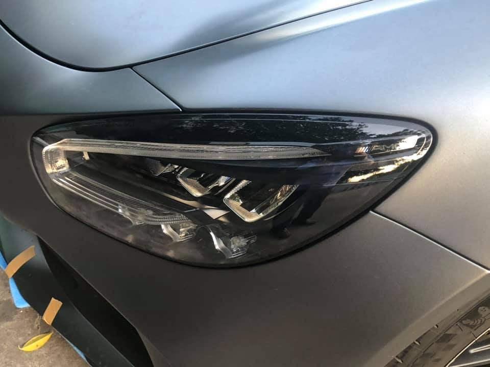Ngoại h&igrave;nh si&ecirc;u xe Mercedes-AMG GT R cũng kh&aacute;c biệt hơn so với Mercedes-AMG GT S như lưới tản nhiệt g&oacute;c cạnh, hốc gi&oacute; khoẻ khoắn, cản va sau v&agrave; c&aacute;nh gi&oacute; đu&ocirc;i cố định bằng carbon.