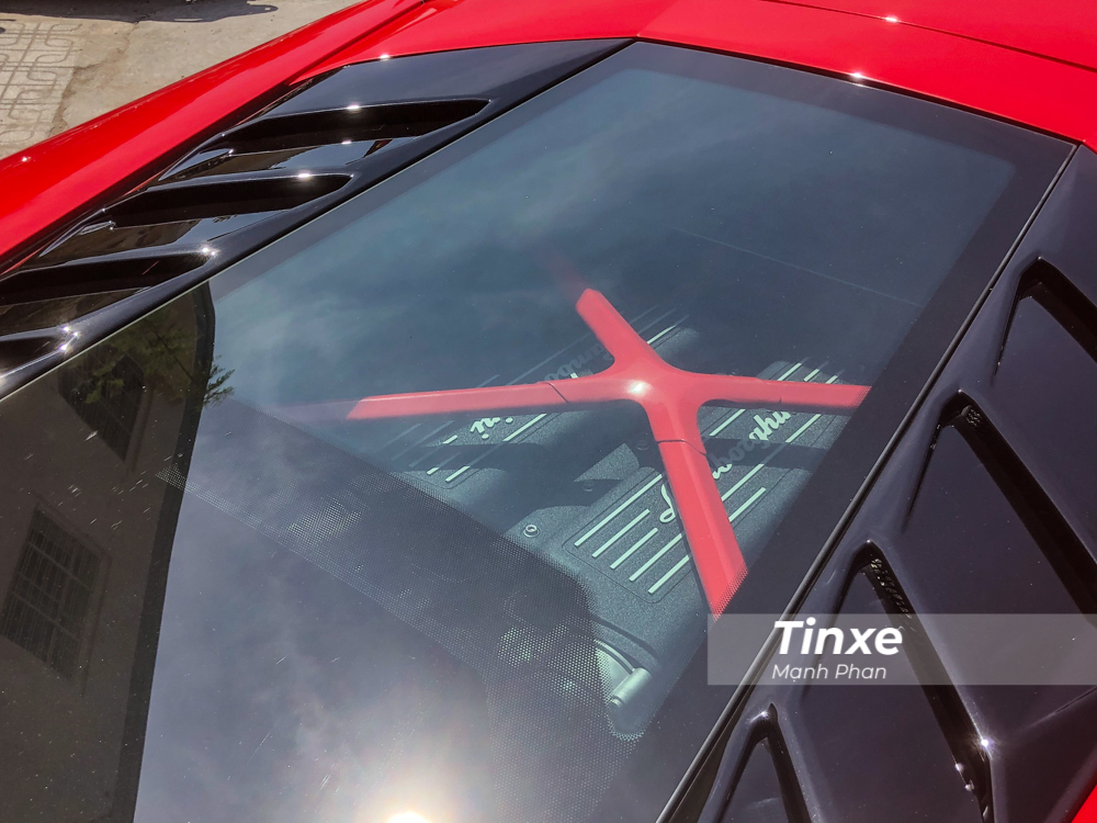 Bộ khung trên động cơ của chiếc siêu xe Lamborghini Huracan LP610-4 này cũng được sơn lại màu đỏ cho tông xuyệt tông với ngoại thất. Siêu xe Lamborghini Huracan LP610-4 mới thay áo sang màu đỏ vẫn sở hữu động cơ V10, dung tích 5.2 lít, sản sinh công suất tối đa 610 mã lực tại vòng tua máy 8.250 vòng/phút và mô-men xoắn cực đại 560 Nm tại vòng tua máy 6.500 vòng/phút.