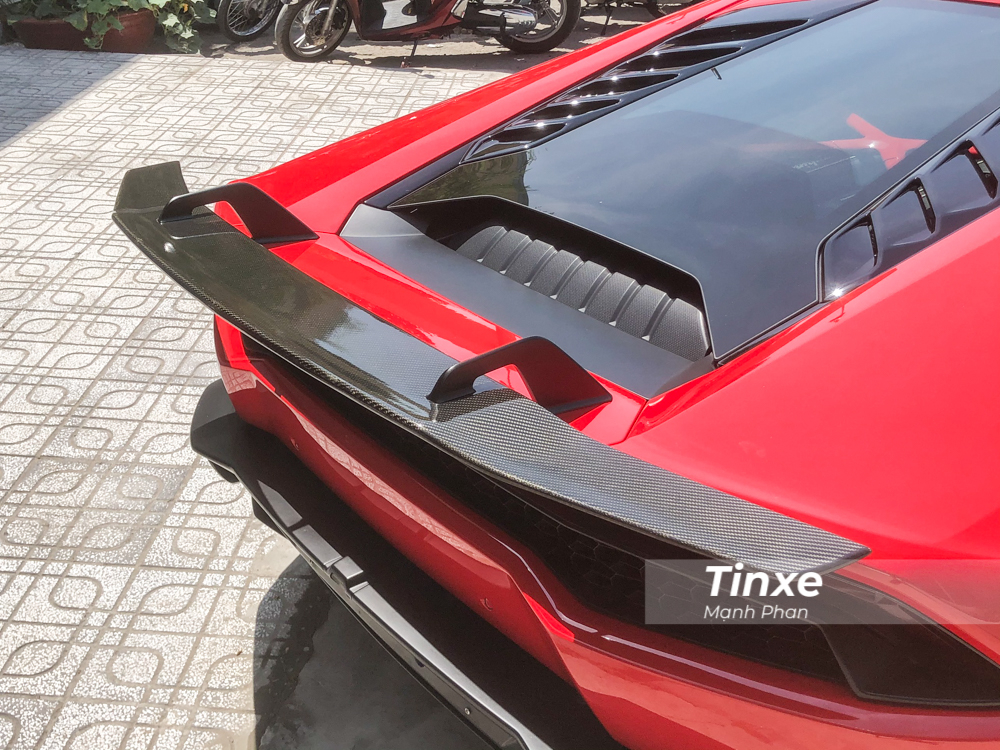 Đối lập với bộ áo đỏ, chiếc siêu xe Lamborghini Huracan LP610-4 còn có cả bộ body kit bằng sợi carbon của Vorsteiner. Điểm ấn tượng nhất chính là cánh gió đuôi của xe bằng carbon.