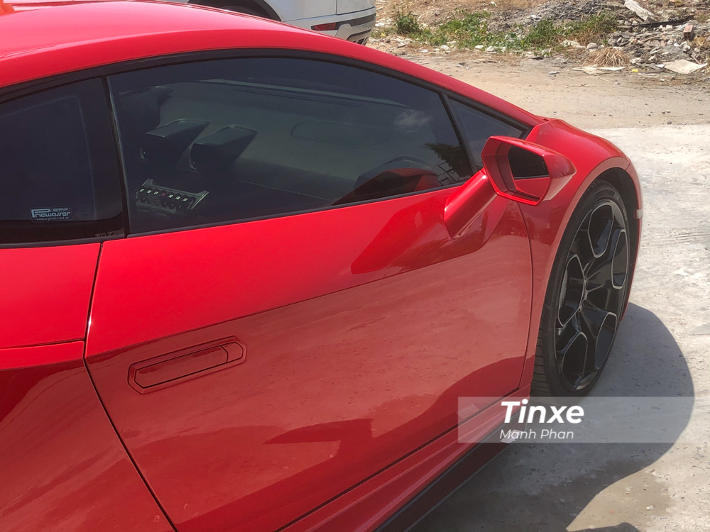 Bên cạnh màu sơn đỏ được thợ Việt pha màu và sơn lại, chiếc siêu xe Lamborghini Huracan LP610-4 này còn có bộ mâm và cản va sau sơn màu đen đối lập.