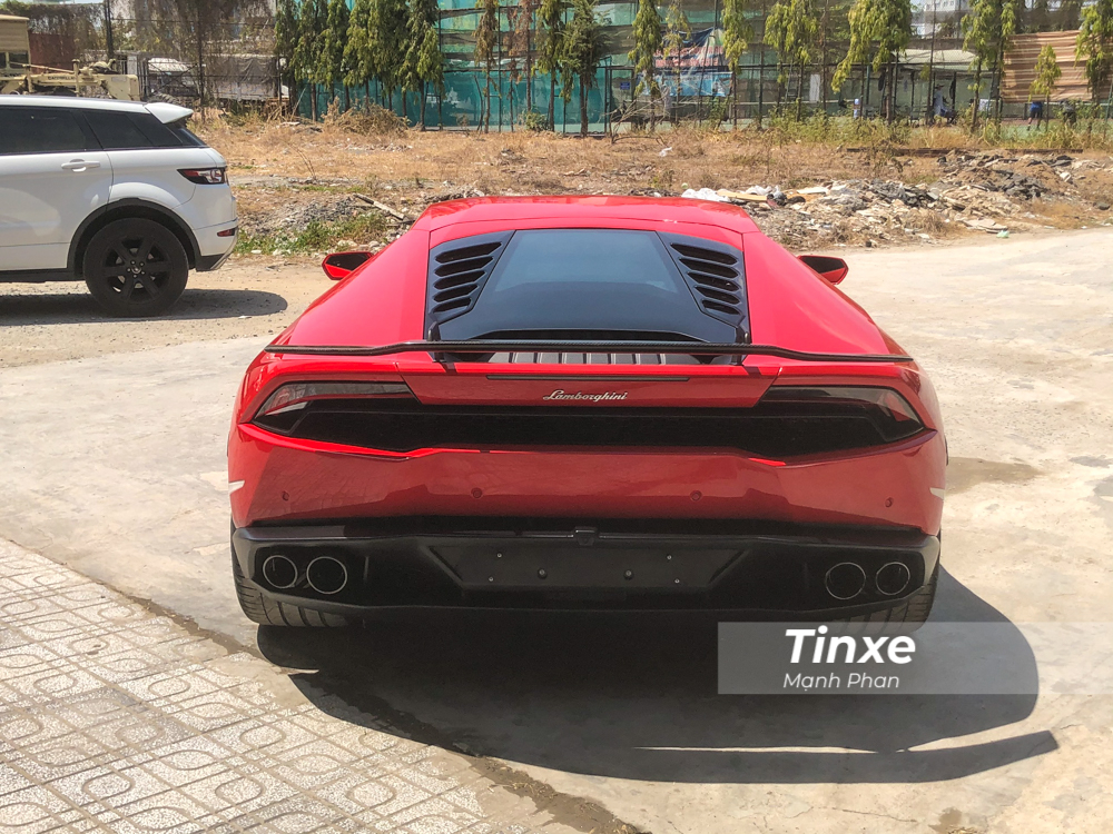Vẻ đẹp của siêu xe Lamborghini Huracan LP610-4 mới thay áo màu đỏ.