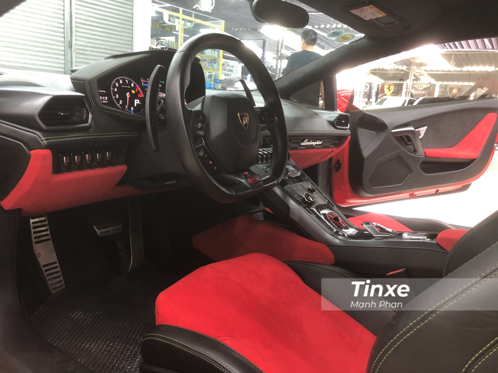 Ngoài việc sơn đổi màu cho chiếc siêu xe Lamborghini Huracan LP610-4, thợ Việt còn bọc lại toàn bộ nội thất của xe bằng da Alcantara màu đỏ thay vì màu xanh cốm như trước.
