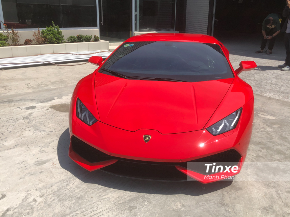 Sẽ khá bất ngờ nếu bạn hay tin có một garage tại Sài thành dám thực hiện quá trình thay đổi màu sơn gốc cho siêu xe mà còn lại bọc lại toàn bộ da ở nội thất. Trước đó, giới mê xe chỉ thường thấy các đại gia Việt chọn cách thay áo mới cho siêu xe bằng đề-can hoặc hiếm hơn là sơn lột.