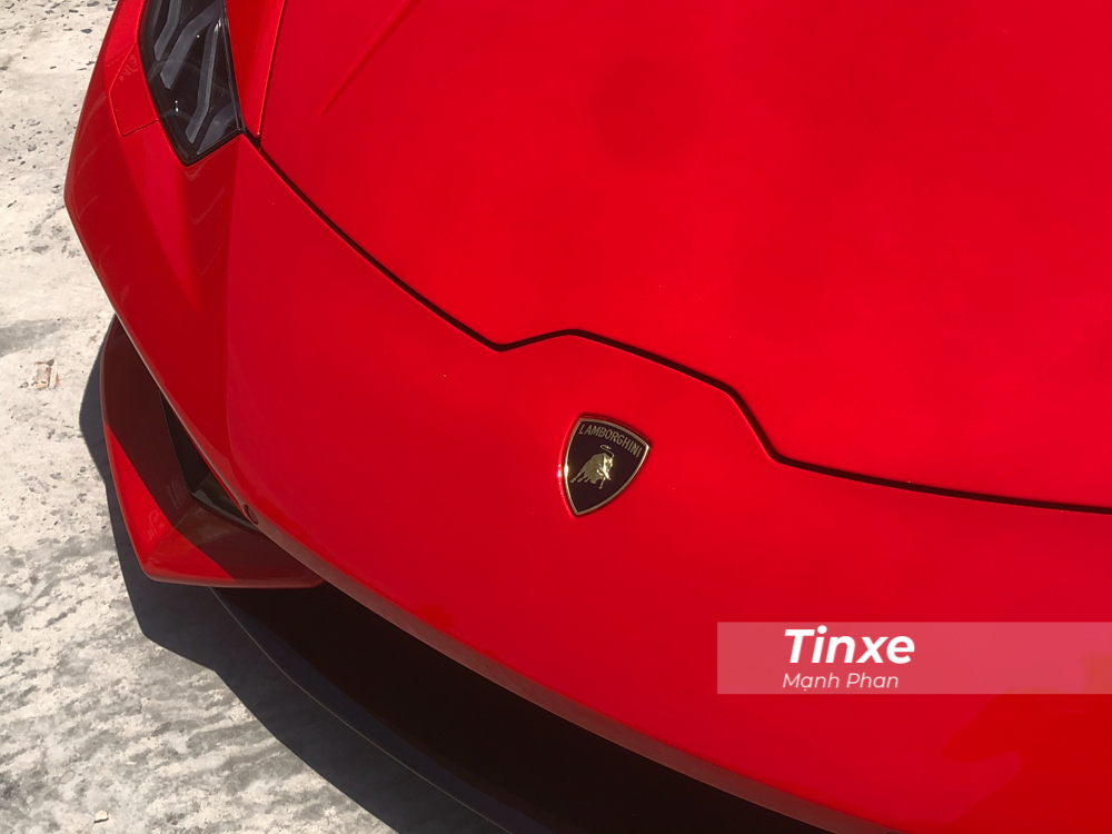 Theo quan sát, màu sắc của chiếc siêu xe Lamborghini Huracan LP610-4 màu đỏ khi ra nắng có hơi ngả sang màu hồng nhạt.