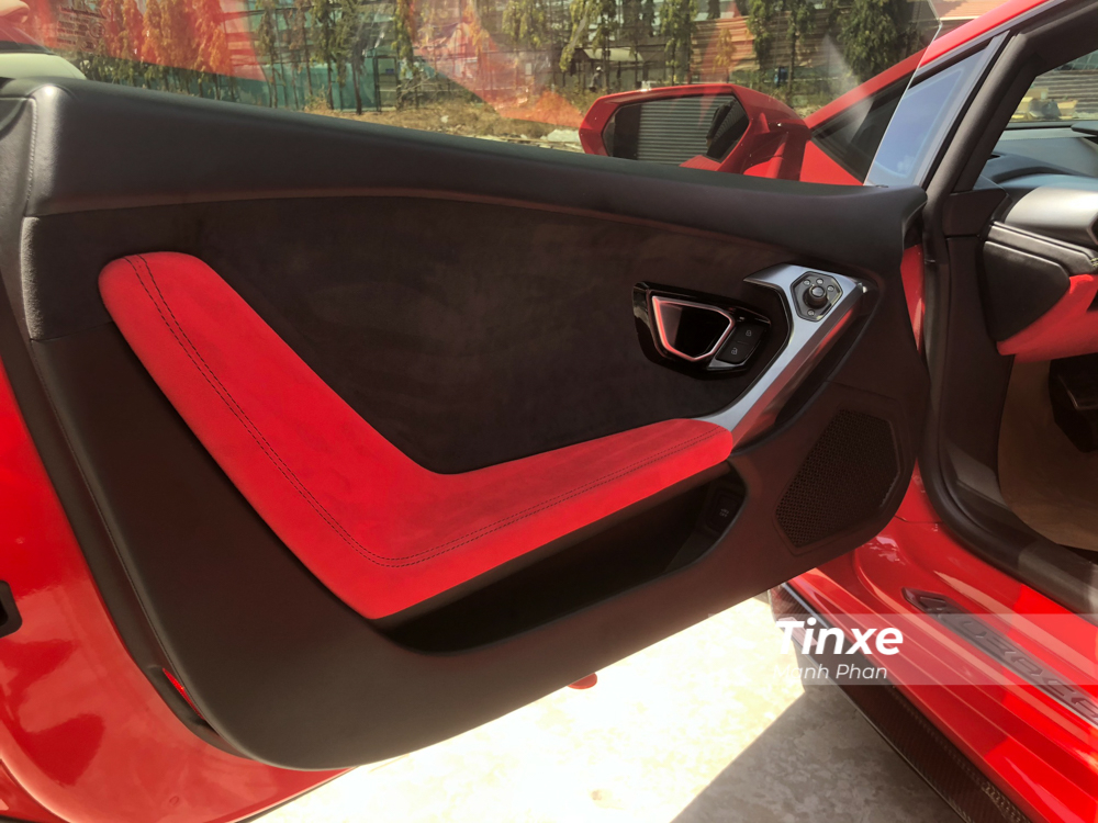 Hay một phần mặt cửa được bọc lại da Alcantara màu đỏ. Các chi tiết này nguyên bản là có màu xanh cốm.