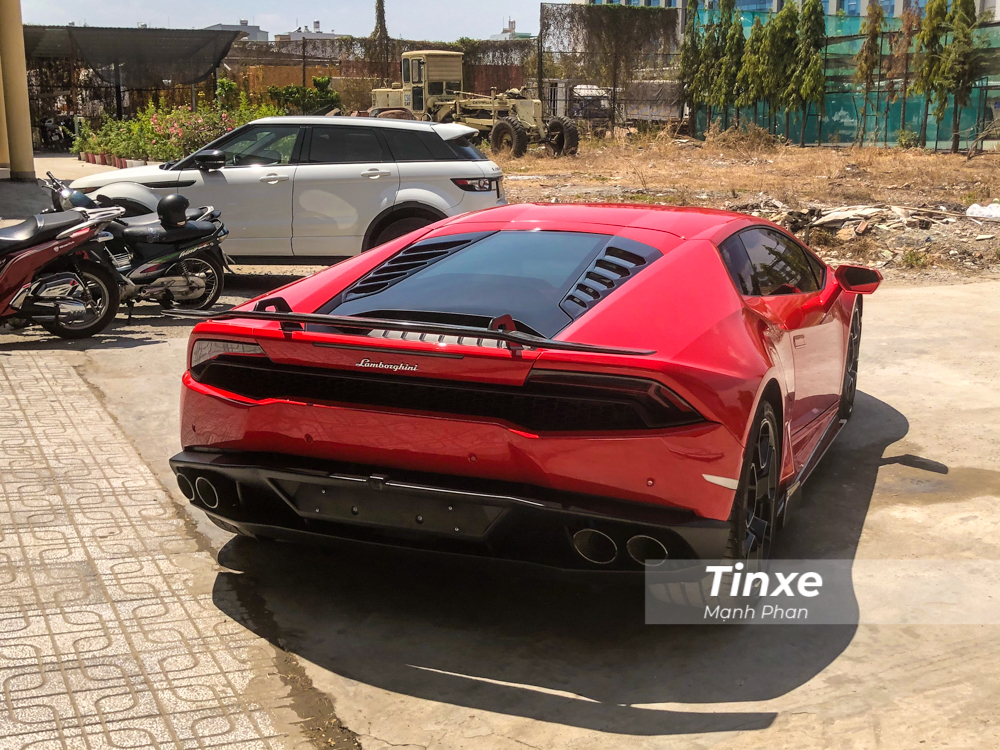 Chiếc siêu xe Lamborghini Huracan LP610-4 này nguyên bản có màu sơn xanh cốm và sau khi tìm thấy chủ mới, chiếc xe được mang đi sơn lại màu đỏ.