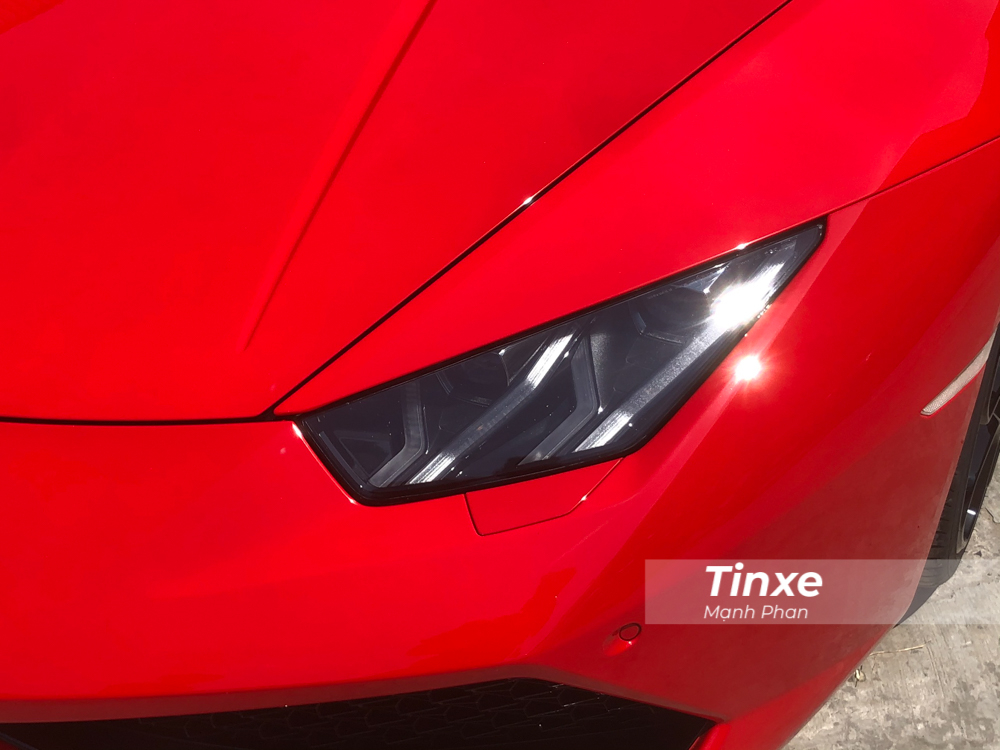 Chưa hết, chiếc siêu xe Lamborghini Huracan LP610-4 mới thay áo sang màu đỏ còn được độ lại ống xả Titanium của hãng IPE nhằm mang đến những âm thanh ấn tượng hơn trước cho siêu bò này.