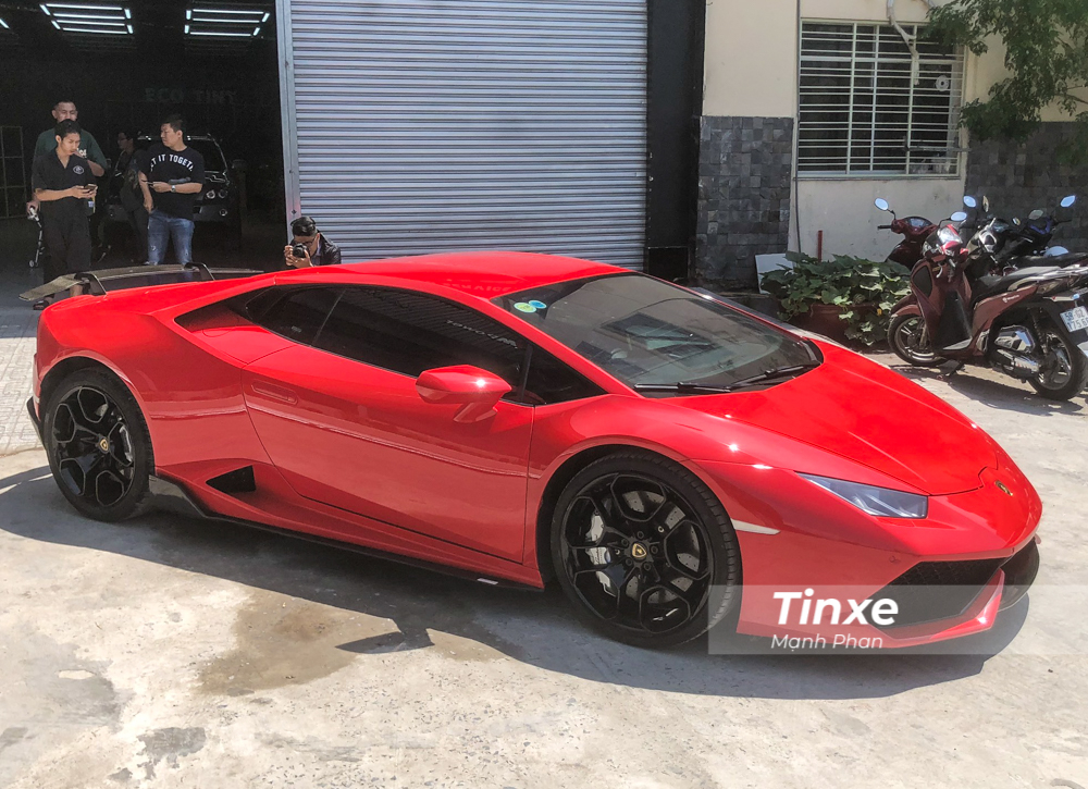Chiếc siêu xe Lamborghini Huracan LP610-4 này vốn có nguyên bản màu xanh cốm khiến giới mê xe trong nước không khỏi xôn xao vì chỉ có 3 chiếc Lamborghini Huracan mang màu sơn này. Cần nhớ rằng bộ áo xanh cốm rất nổi bật và rất hiếm ai chịu thay đổi màu sơn này bằng một bộ áo khác như chủ xe này.