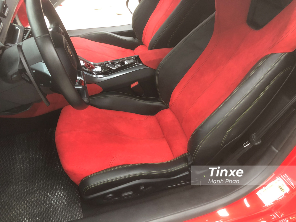 Phần lưng ghế được bọc da Alcantara màu đỏ, hai bên thành ghế bọc da màu đen với chỉ khâu hoàn thành màu xanh cốm. Thực tế ra do sử dụng lại ghế cũ nên vẫn xuất hiện chi tiết chỉ khẩu là màu xanh cốm.