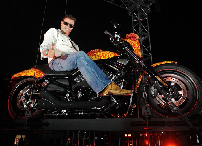 Nghệ sĩ Jack Armstrong c&ugrave;ng chiếc Harley-Davidson Cosmic Starship