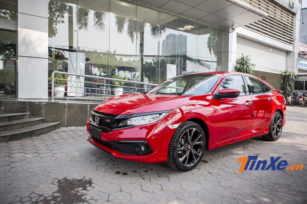 Honda Civic RS c&ugrave;ng t&ocirc;ng m&agrave;u đỏ được Honda Việt Nam ph&acirc;n phối hồi mới ra mắt v&agrave;o năm 2019