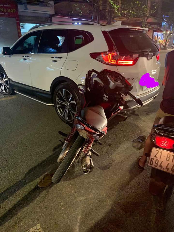 Hiện trường vụ tai nạn của xe máy và Honda CR-V tại Yên Bái vào tối qua