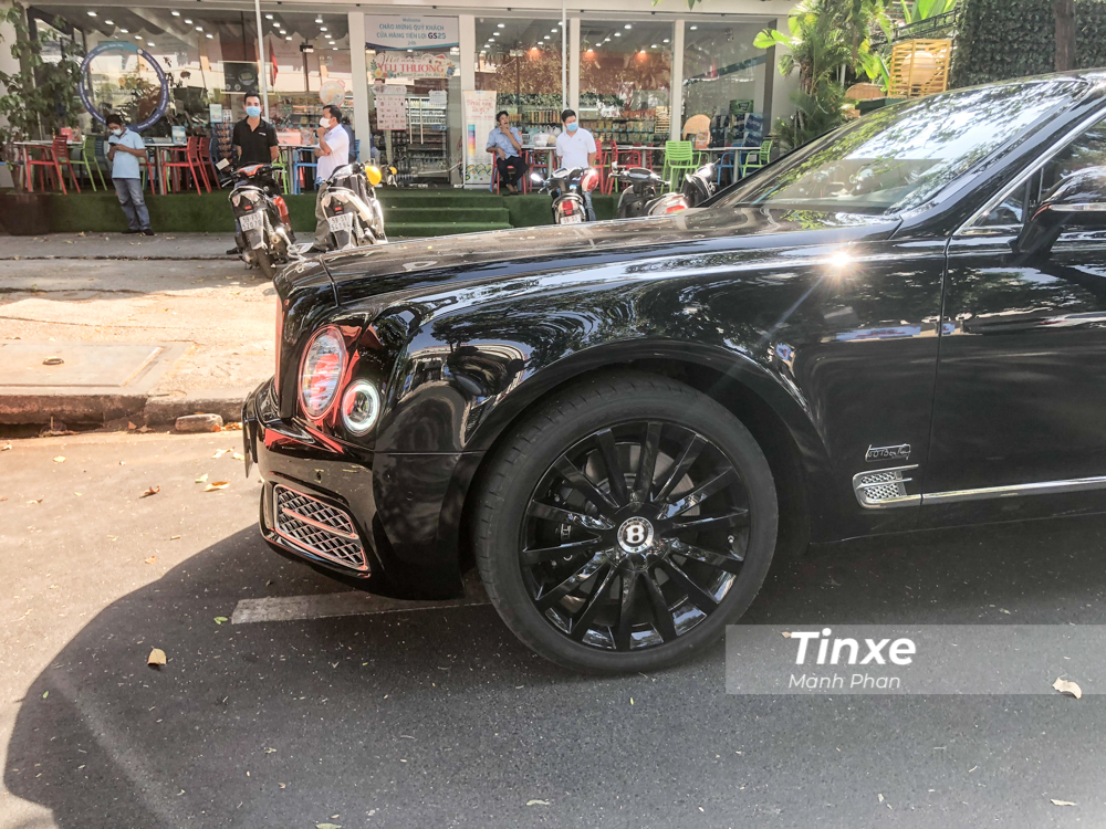 Trên logo bên hông xe Bentley Mulsanne W.O. Edition còn có chữ ký và tên của ông Walter Owen