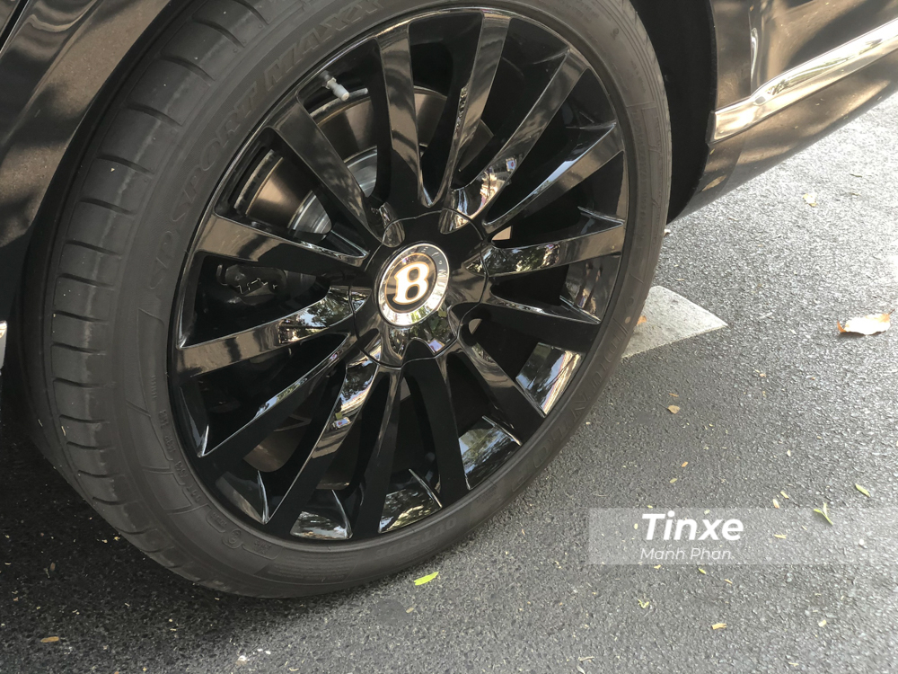 Mâm xe màu đen với chụp mâm viền vàng của các phiên bản xe Bentley 100 năm