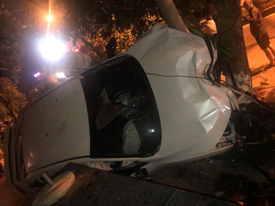 Chiếc Honda Civic lật nghi&ecirc;ng sau tai nạn