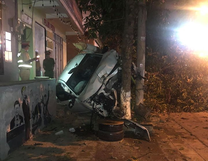 Thiệt hại phần đầu xe của Honda Civic khi t&ocirc;ng v&agrave;o trụ đ&egrave;n v&agrave; c&acirc;y xanh tr&ecirc;n vỉa h&egrave;
