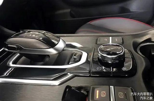 Cụm điều khiển trung tâm của xe trông gọn gàng và hiện đại