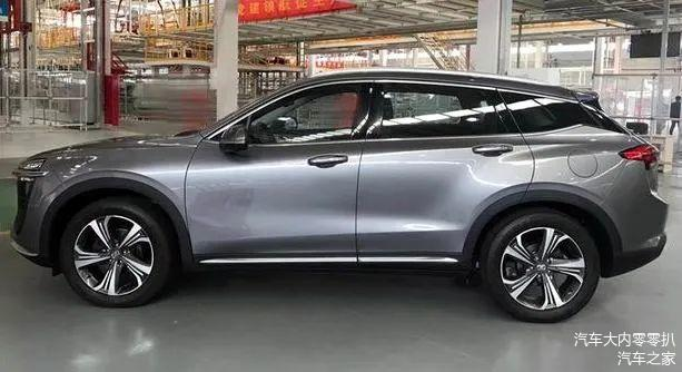 Bên sườn của crossover Zotye TS5 trông khá trơn mượt và hé lộ một phần hông xe lớn