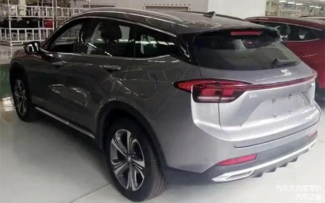 Phía sau của Zotye TS5 cho thấy một dải đèn hậu mỏng chạy dài