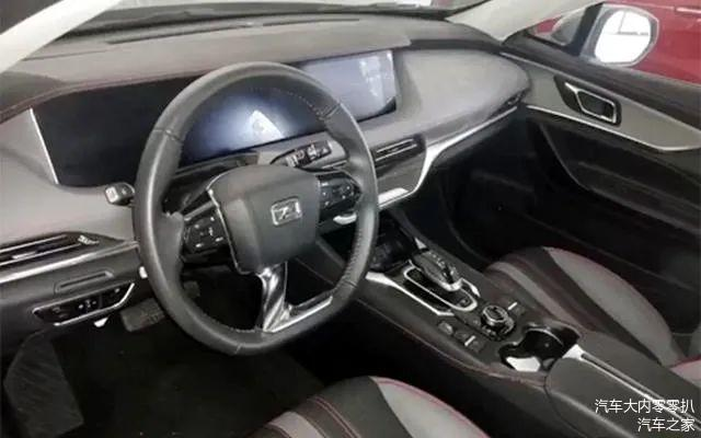 Bố cục nội thất của Zotye TS5 tạo điểm nhấn với vô lăng 3 chấu lạ lùng và thiết kế hai màn hình liền nhau trên mặt táp lô