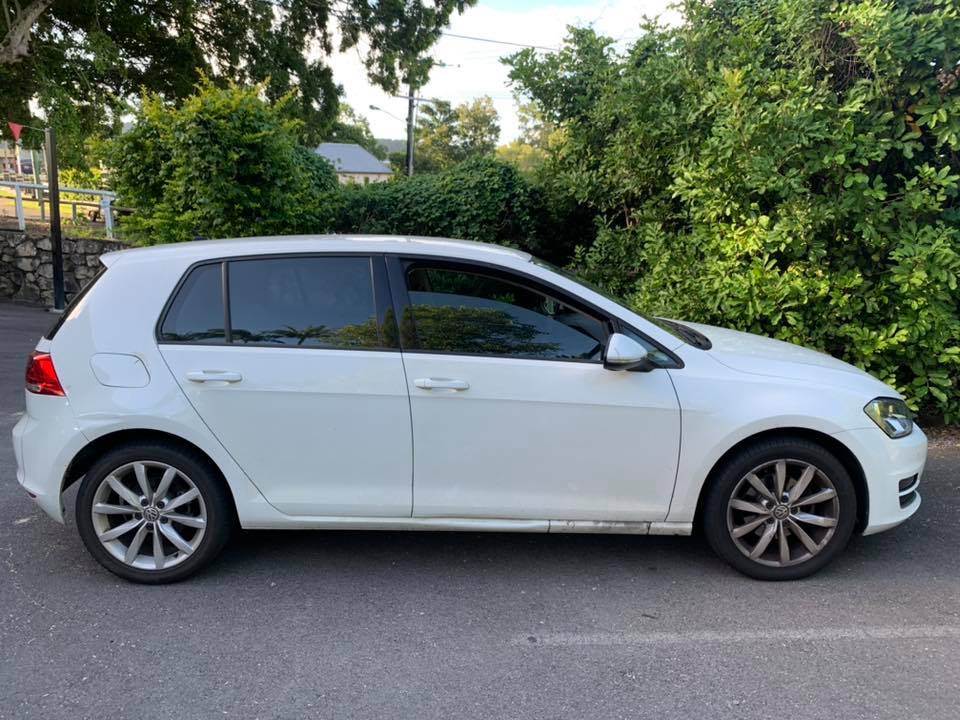 Chiếc Volkswagen Golf nh&igrave;n b&ecirc;n ngo&agrave;i tr&ocirc;ng kh&aacute; b&igrave;nh thường