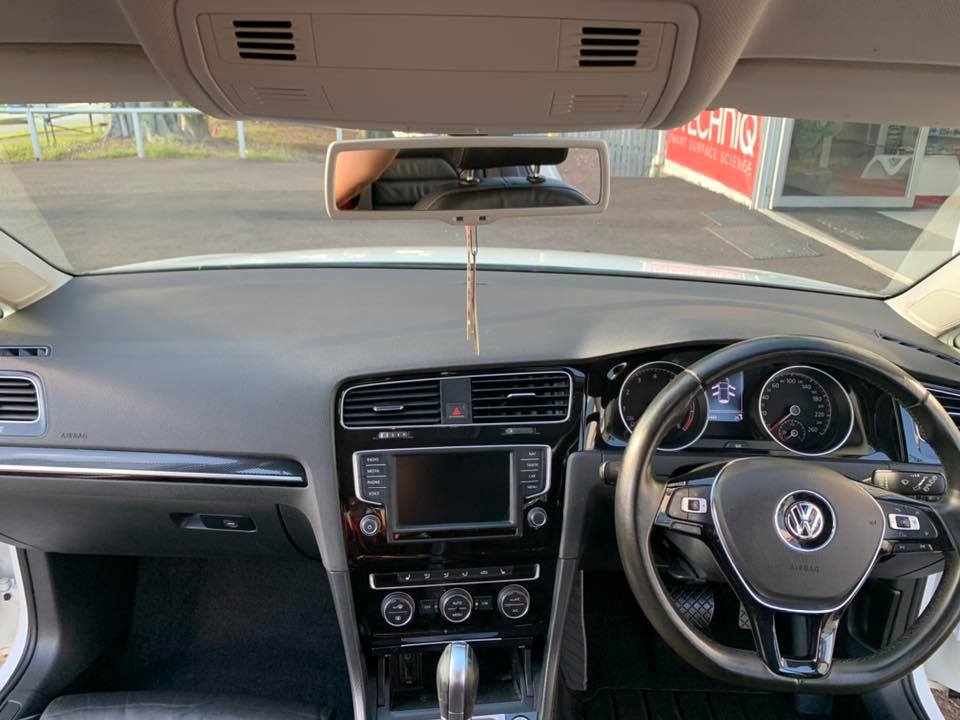 Nội thất của chiếc Volkswagen Golf sau khi được dọn sạch