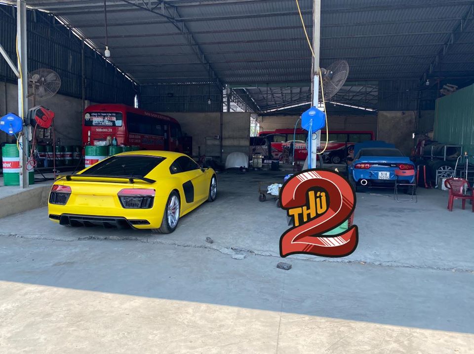 Si&ecirc;u xe Audi R8 V10 PLus c&ugrave;ng chiếc Nissan 180SX của c&aacute;c doanh nh&acirc;n B&igrave;nh Phước