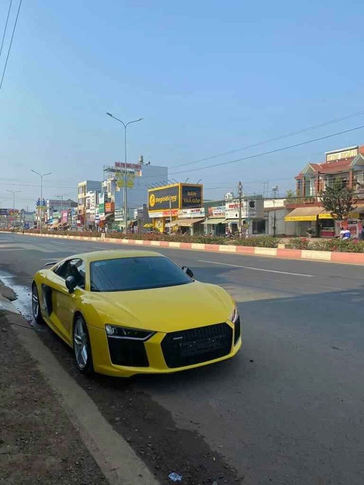Si&ecirc;u xe Audi R8 V10 Plus tr&ecirc;n đường phố tỉnh B&igrave;nh Phước 