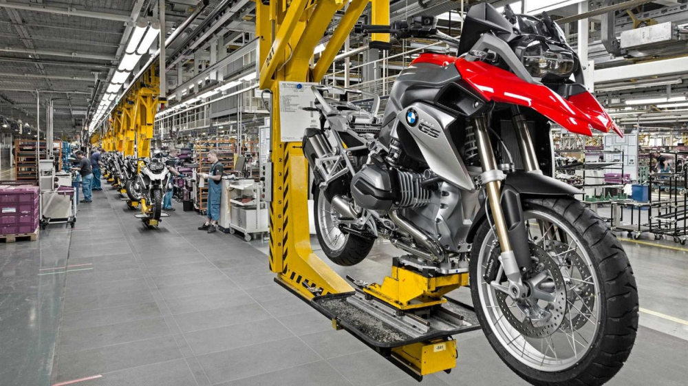 Nh&agrave; m&aacute;y lắp r&aacute;p xe BMW Motorrad