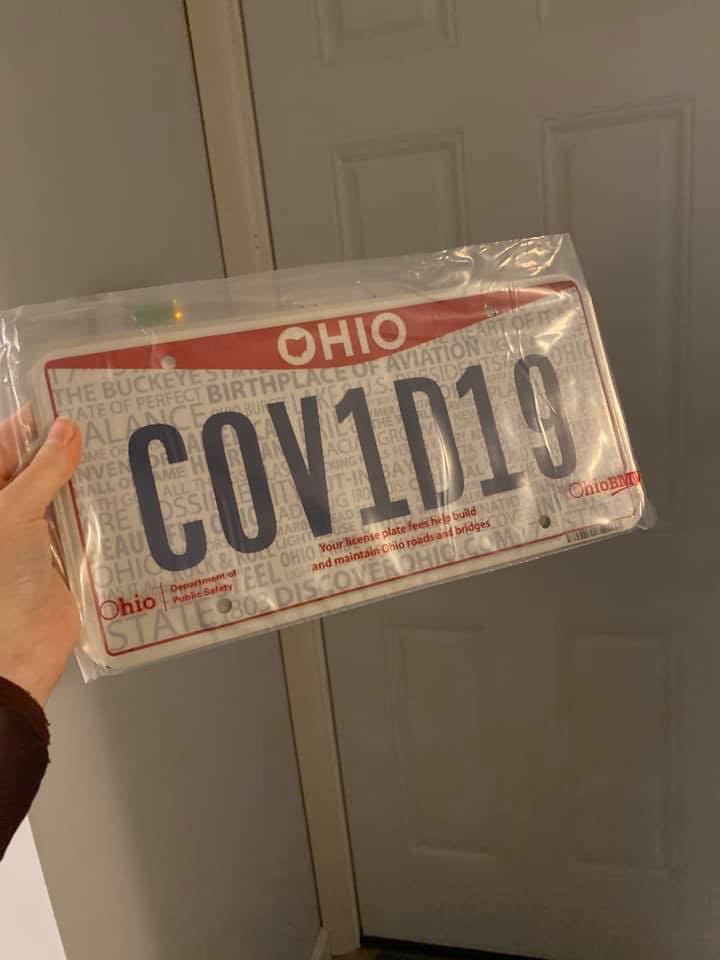Brandon chia sẻ h&igrave;nh ảnh tr&ecirc;n tay tấm biển kiểm so&aacute;t tiểu bang Ohio COV1D19