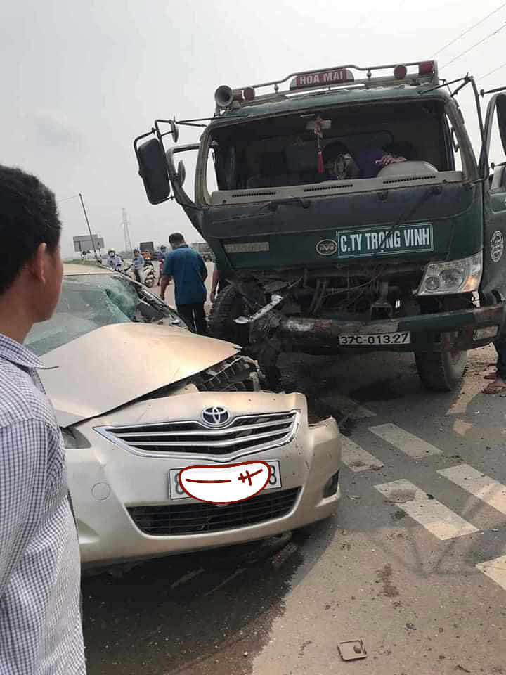 Chiếc ô tô tải Hoa Mai cũng bị biến dạng đầu xe Chiếc ô tô tải Hoa Mai cũng bị biến dạng đầu xe
