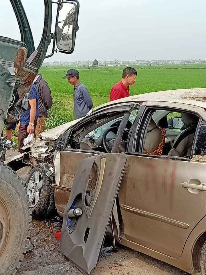 Chiếc Toyota Vios bị hư hỏng nặng sau vụ tai nạn Chiếc Toyota Vios bị hư hỏng nặng sau vụ tai nạn