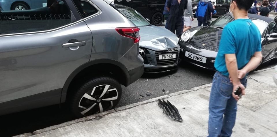 Phần đầu si&ecirc;u xe Audi R8 cũng bị hư hỏng