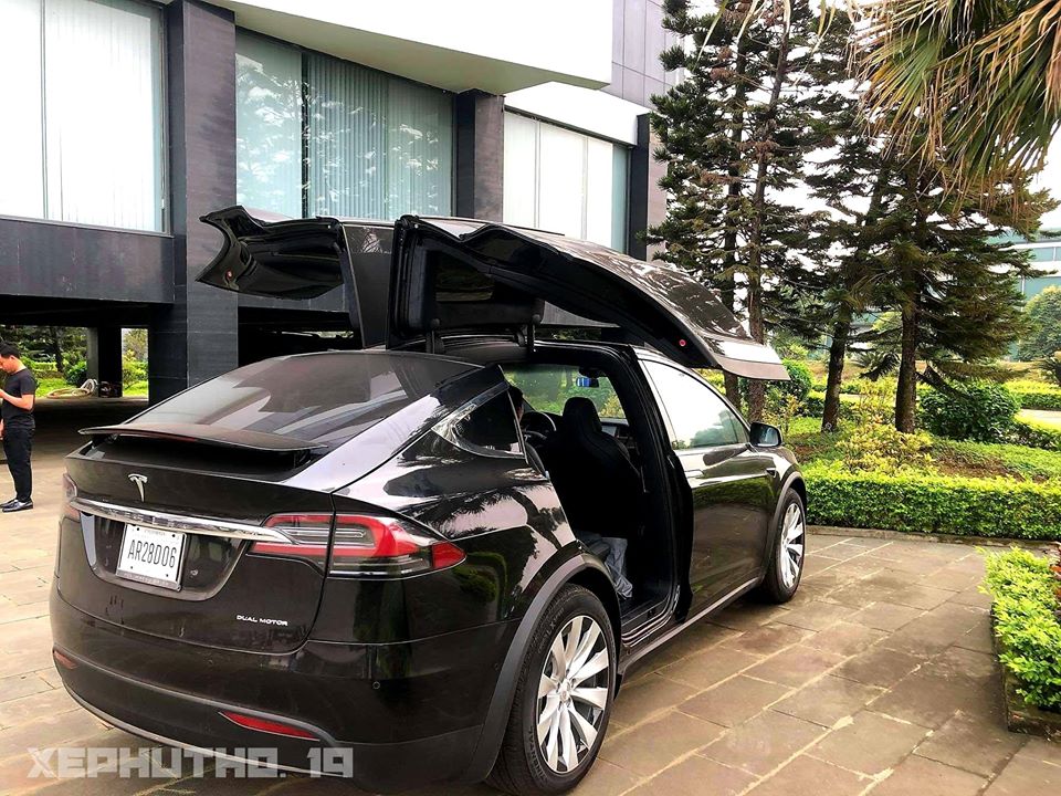 Chiếc Tesla Model X đầu tiên ở Phú Thọ có bộ mâm màu bạc không đụng hàng so với 5 chiếc xe còn lại ở Việt Nam Chiếc Tesla Model X đầu tiên ở Phú Thọ có bộ mâm màu bạc không đụng hàng so với 5 chiếc xe còn lại ở Việt Nam