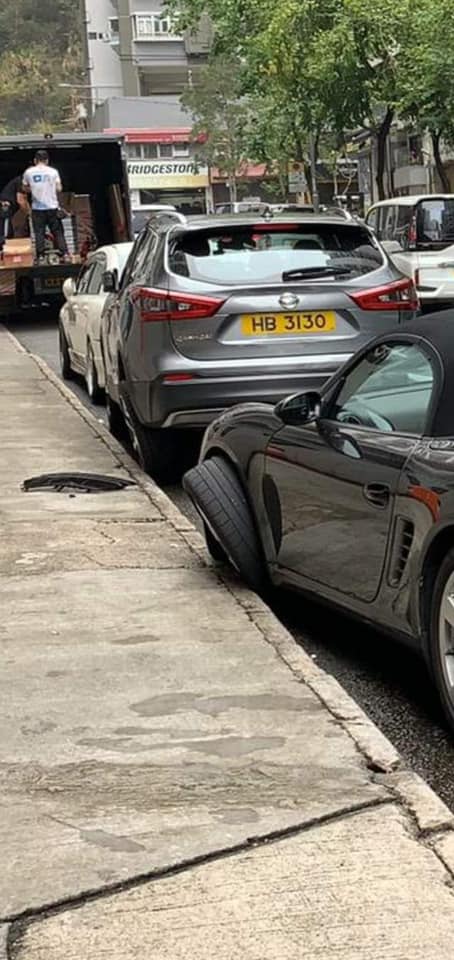 Chiếc Porsche mui trần g&atilde;y trục b&aacute;nh trước