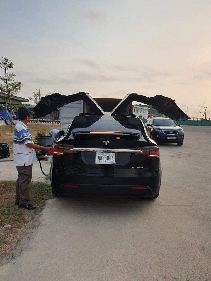 Cửa cánh chim của Tesla Model X có thể tự kích hoạt và đập cánh theo nền nhạc Cửa cánh chim của Tesla Model X có thể tự kích hoạt và đập cánh theo nền nhạc