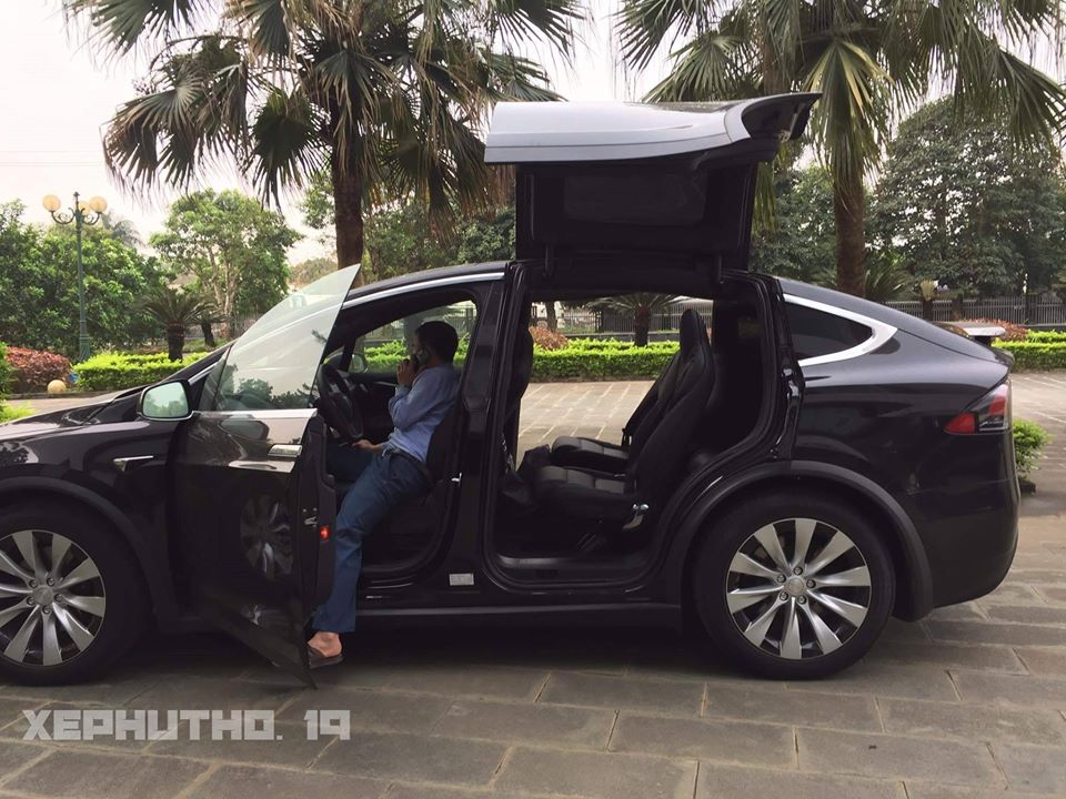 Tesla Model X có kiểu mở cửa cánh chim cho hàng ghế sau rất độc đáo và tạo nét riêng cho mẫu SUV điện này Tesla Model X có kiểu mở cửa cánh chim cho hàng ghế sau rất độc đáo và tạo nét riêng cho mẫu SUV điện này
