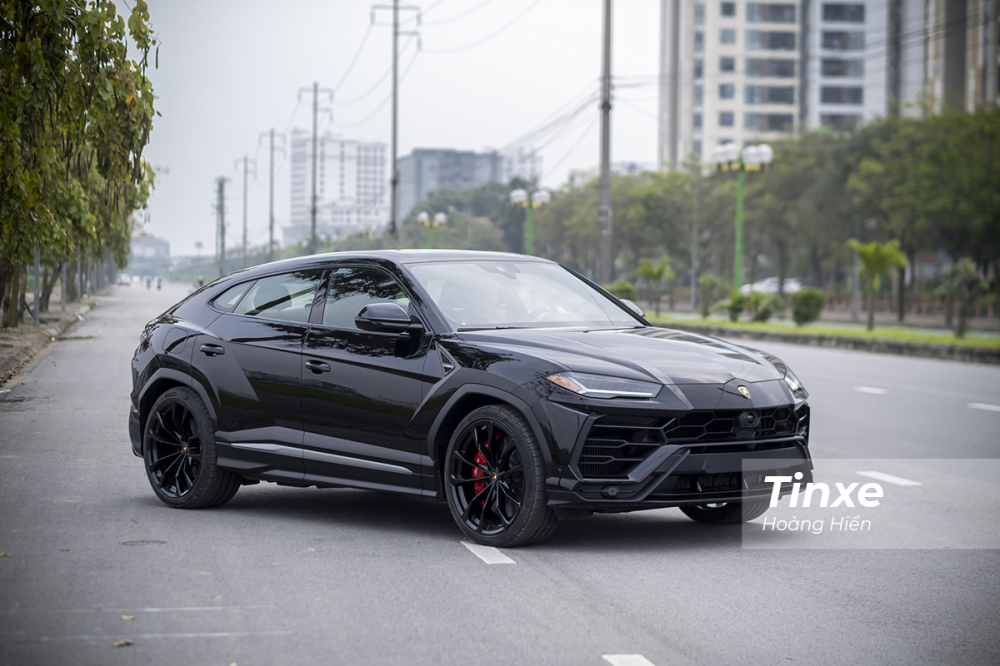 Lamborghini Urus m&agrave;u đen độc nhất Việt Nam hiện nay.